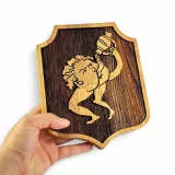 Replika Kingdom Come: Deliverance II - Dřevěný štít na stěnu Bezedná Díra (malý)