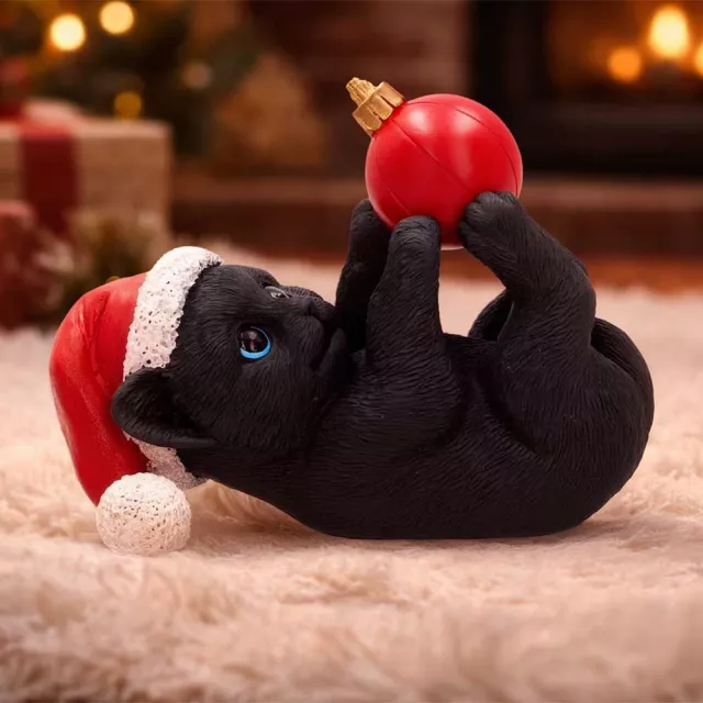 Vánoční ozdoba Jingle Paws - Cat in Santa Hat Playing With Bauble (Nemesis Now)